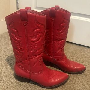 Red 9.5 women cowboy boots. Have scuffs and chips see picture